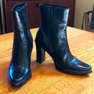 Size 6 Sketchers black ankle boots